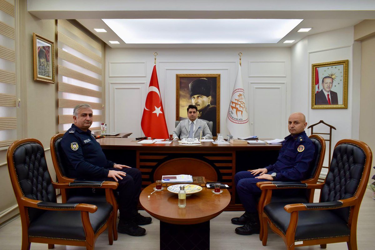 Kaymakamımız Sayın Mehmet Kaan KİNİ, İlçe Jandarma Komutanı ve İlçe Emniyet Amiri ile birlikte 2025 yılına dair Asayiş Durum Değerlendirme Toplantısı gerçekleştirdi; ilçemizin huzur ve güvenliğinin sürdürülebilmesi amacıyla mevcut durum ve alınacak tedbirler değerlendirildi🇹🇷