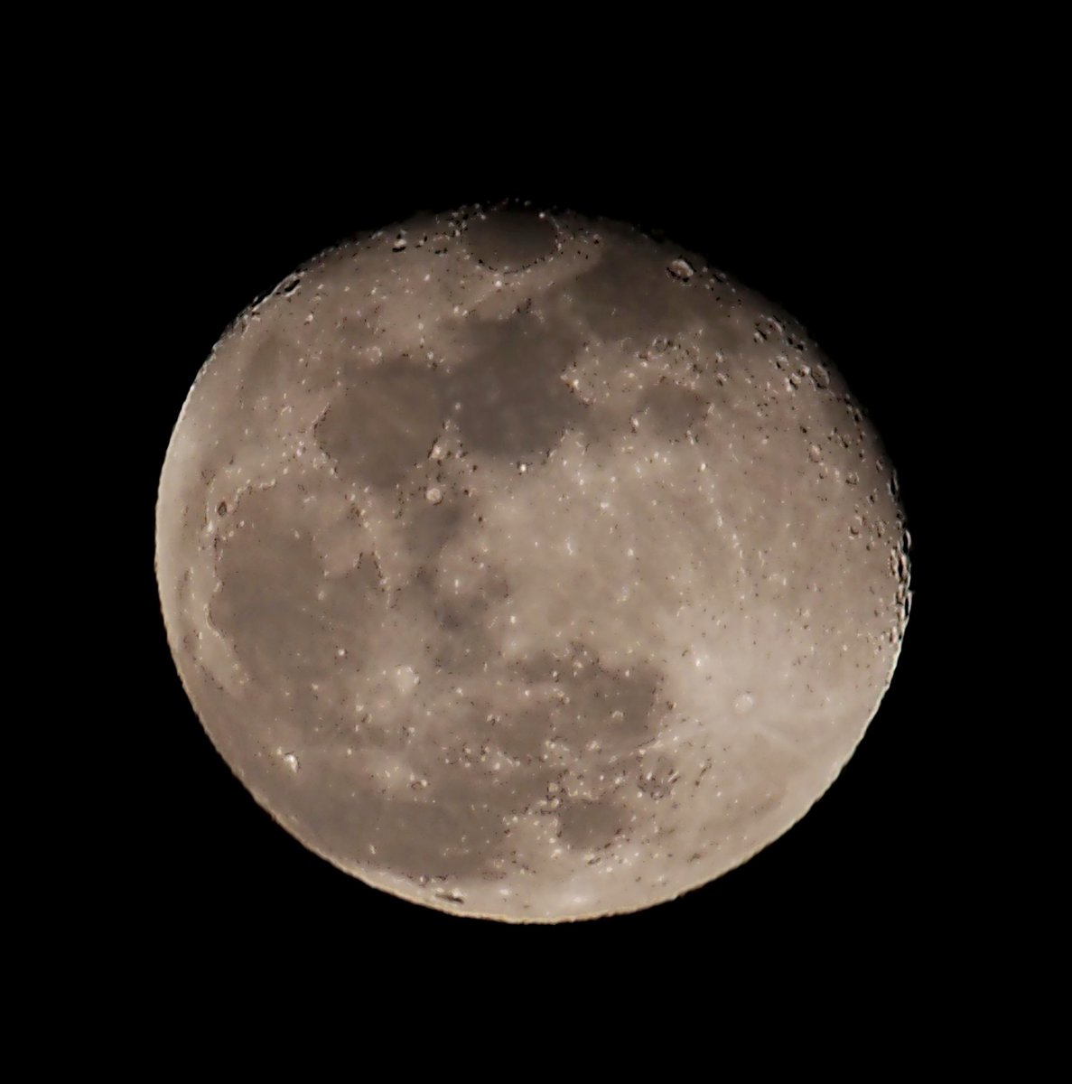 今夜のお月様 月齢16.39 PM8:18分 2026/01/05 『立待月』… 奇麗なお月