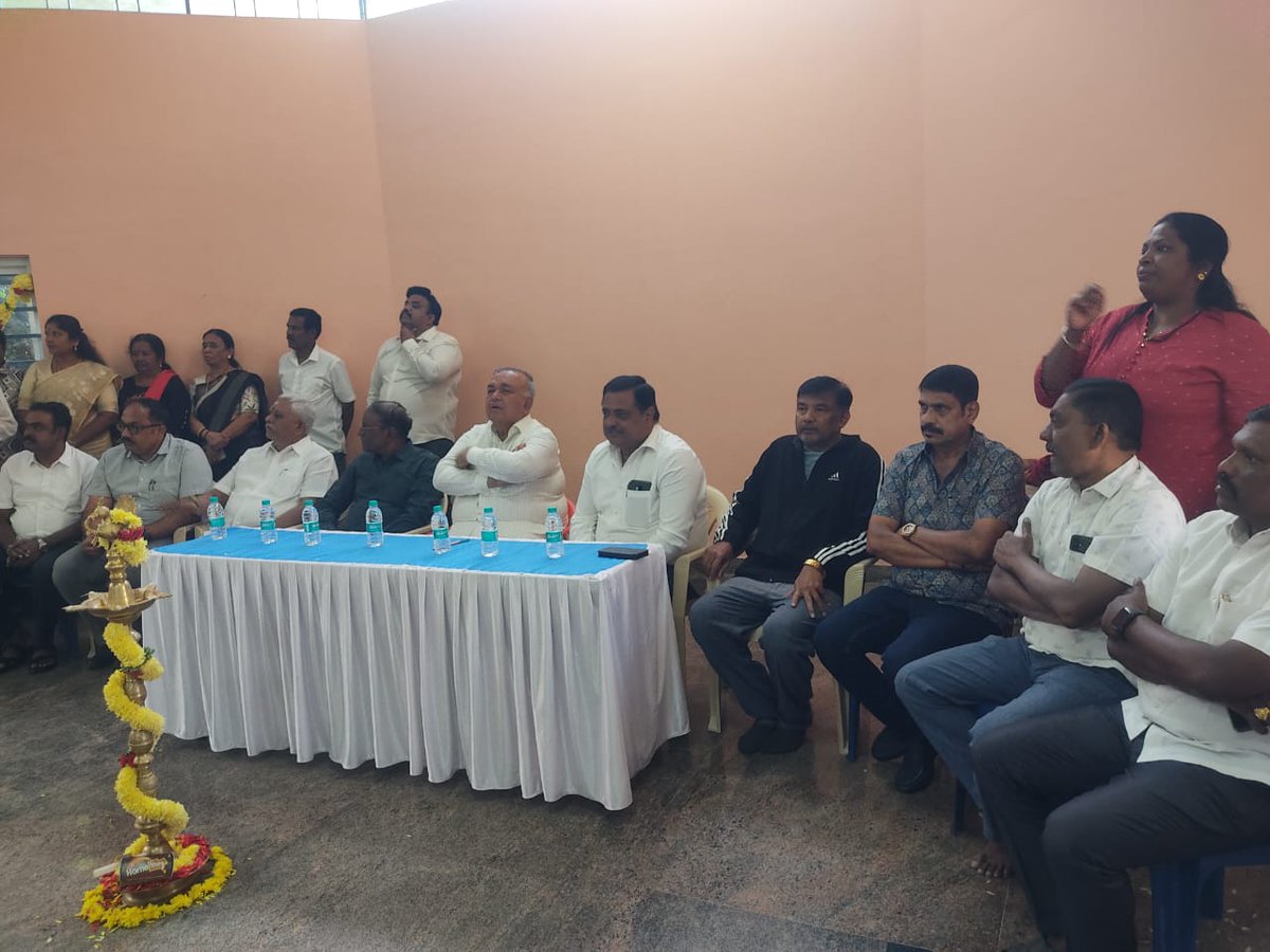 INCBangaloreSo1's tweet photo. ಬಿಟಿಎಂ  ಕ್ಷೇತ್ರ ಈಜಿಪುರ ರಾಷ್ಟ್ರೀಯ ಕ್ರೀಡಾ ಗ್ರಾಮ, ಕೇಂದ್ರಉದ್ಯಾನವನದಲ್ಲಿ ಸ್ಥಳೀಯ ಪ್ರದೇಶಾಭಿವೃಧಿ ಅನುದಾದಡಿಯಲ್ಲಿ @RLR_BTM ರವರು ಯೋಗ ಕೇಂದ್ರ ,ನೃತ್ಯತರಗತಿಯ ನೂತನ ಕಟ್ಟಡವನ್ನು ಉದ್ಘಾಟನೆ ಮಾಡಿದರು.
  ಬಿ. ಮೋಹನ್,  ಮುರುಗೇಶ್ , ಜಿ. ಮಂಜುನಾಥ್, ಲಕ್ಷ್ಮೀ ನಾರಾಯಣ ರವರು ರಾ ಮಲ್ಲಪ್ಪ ಕಾಳೆ ಗೋವರ್ದನ್ ರೆಡ್ಡಿ ಉಪಸ್ಥಿತರಿದ್ದರು. https://t.co/uZnJmYNSSr