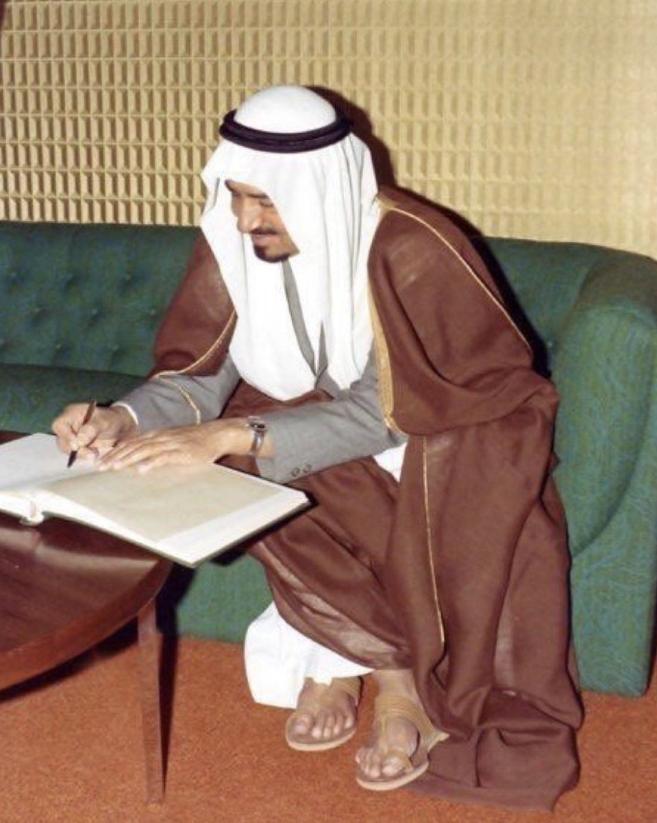 فوق أعلى قمة جبلية سعودية ـ #السودة، سألت #الملك_خالد ـ رحمه الله ـ وقت كان يزور #عسير عن كيف يرى قوة الجيش السعودي فأجاب: قوة الجيش من قوة إيمانه ومن ثقة الشعب، ونُشِر ذلك حينها على صدر أُولى #صحيفة_الجزيرة.
اليوم جيشنا حاضرٌ بعقيدةٍ صلبةٍ لا تتزعزع، وبأسٍ ضاربٍ لا يُكسر،