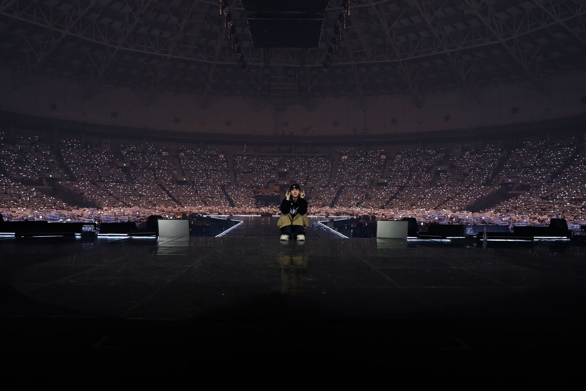 luvmybbh's tweet photo. > 마지막 날이니만큼 단체 사진에 모두 통일된 한 색상만 노출되길 원했어요 ….. 결과적으로는 눈이 편한 단체사진을 볼 수 있게 된 것 같아 기분이 좋습니다 'ㅅ' <

징짜로 큥팬소녀들 개인슬로건 , 아이패드 , 스케치북 
이런거 없이 오직 당일 슬로건만으로 단체사진을 예뿌게
장식해주능게 너무 마음이 따수워 🥹