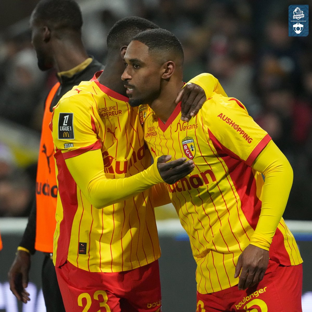 Footballogue's tweet image. Nuno Mendes a tenu à saluer 𝗟𝗔 𝗖𝗢𝗡𝗖𝗨𝗥𝗥𝗘𝗡𝗖𝗘 𝗗𝗨 𝗥𝗖 𝗟𝗘𝗡𝗦 en Ligue 1 hier soir 😅👏

"Ça fait du bien d'avoir d'autres équipes qui jouent bien, qui essaient de gagner tous les matchs. 𝗢𝗻 𝗺𝗼𝗻𝘁𝗿𝗲 𝗾𝘂𝗲 𝗹𝗲 𝗳𝗼𝗼𝘁𝗯𝗮𝗹𝗹 𝗳𝗿𝗮𝗻𝗰̧𝗮𝗶𝘀 𝗲𝘀𝘁 𝗯𝗼𝗻.…