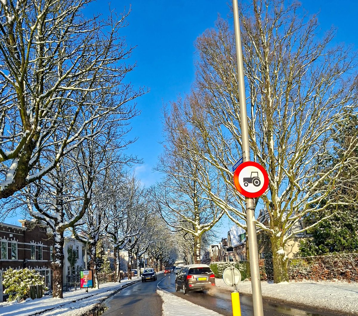 Tijdens een praktische wandeling natuurlijk even wat shots gemaakt van al het moois zo in de sneeuw. Het is dat onnodig rijden met de auto niet slim is deze dagen, want denk dat er op de Veluwe etc prachtige foto’s te schieten zijn. 

#Sliedrecht