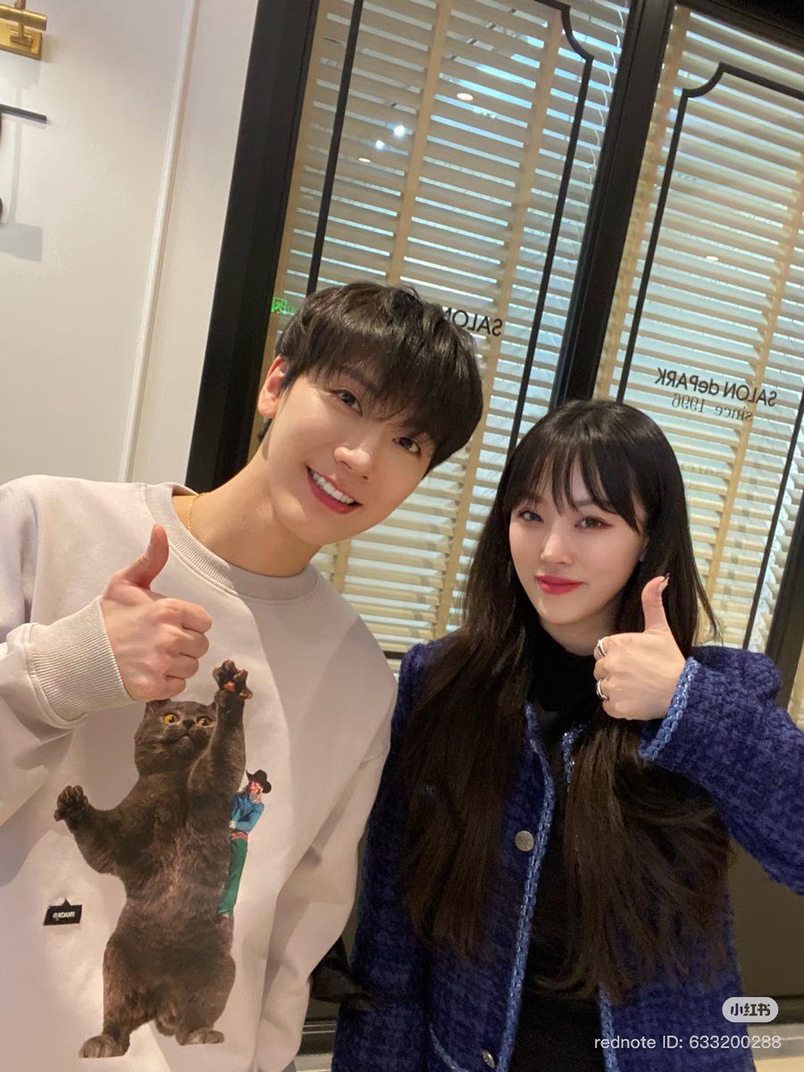 PPTT_1001's tweet image. Cha 老师 (ครูสอนร้องเพลง) มาลงรูปที่ถ่ายกับน้องเตนล์ใน xhs บอกว่าเป็นรูปที่แต่ก่อนถ่ายไว้ คุณเค้าเคยลงแล้ว (เคยลงในig) แต่มาแชร์ลงอีกรอบ

#TEN #TENLEE #เตนล์