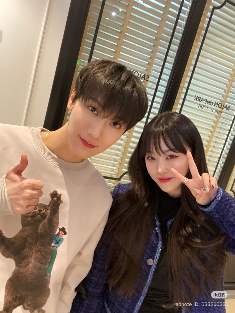 PPTT_1001's tweet image. Cha 老师 (ครูสอนร้องเพลง) มาลงรูปที่ถ่ายกับน้องเตนล์ใน xhs บอกว่าเป็นรูปที่แต่ก่อนถ่ายไว้ คุณเค้าเคยลงแล้ว (เคยลงในig) แต่มาแชร์ลงอีกรอบ

#TEN #TENLEE #เตนล์