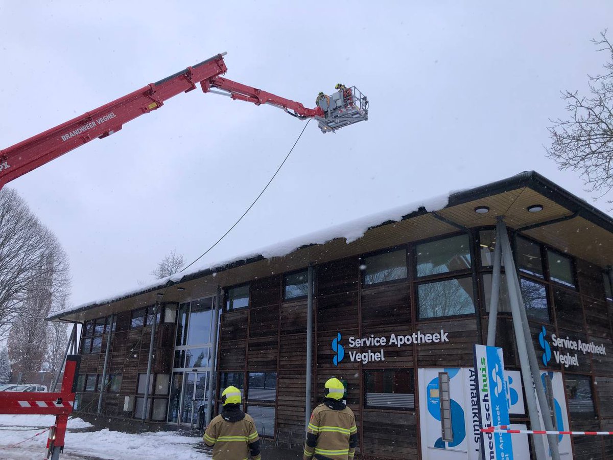 Brandweer verwijdert sneeuw van dak Medisch Huis in Veghel