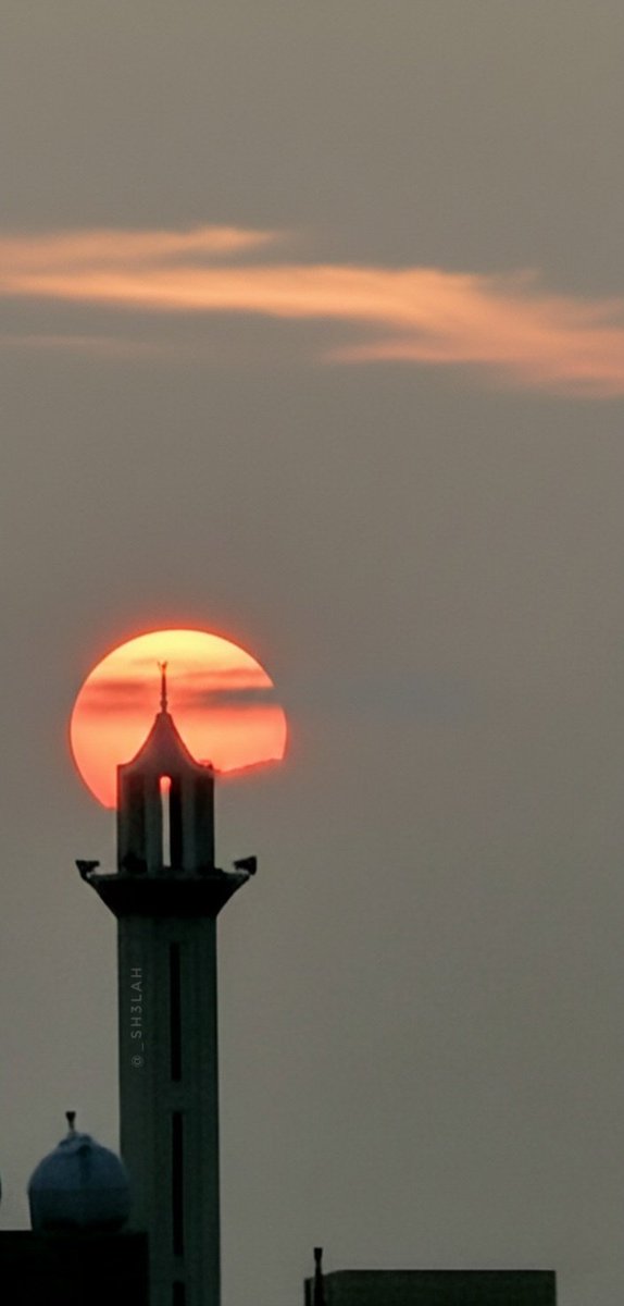 و مراقبة شمسٍ توارت للغروب
أما وجودٍ ، يلوي ذراع الغياب
 ولا غياب يفضح الوصل الكذوب
#غروب #غروب_الشمس