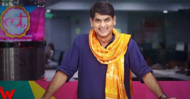 kaankit's tweet photo. लल्लनटॉप और @saurabhtop की राह अब अलग हो गई है।

न्यूज रूम और मीडिया जगत के लोग शायद उनके इस सफर को अपने नजरिए से देखेंगे, लेकिन हमारे जैसे लोग-जिनका जुड़ाव ज़्यादातर समय एक दर्शक, श्रोता और क्रिएटर के रूप में रहा-इसे थोड़ा अलग ढंग से महसूस करते हैं।

हिंदी पत्रकारिता की ठहर गई दुनिया को सौरभ द्विवेदी ने फिर से चलायमान किया और आज के समय के अनुरूप न्यू मीडिया को गढ़ा।

नए क्लेवर के मीडिया प्लेटफ़ॉर्म के माध्यम से  उन्होंने न सिर्फ हिंदी पत्रकारिता को नई दिशा दी, बल्कि हिंदी पट्टी के आम जनमानस को समाचार से जोड़ा और उन्हें न्यूज़रूम की दुनिया से भी थोड़ा और परिचित कराया।

उन्होंने गैर-पारंपरिक टीम, नए प्रयोग करने वालों और उन लोगों को भी जगह दी जो पारंपरिक मीडिया हाउस के तयशुदा खाँचों में फिट नहीं बैठते थे। कंटेंट, रचनात्मक सोच और क्रिएटिव ईमानदारी को उन्होंने डिग्री, बैकग्राउंड या संस्थागत ठप्पे से ज़्यादा अहमियत दी।

इस पूरे दौर में भाषा को बरतने, शब्दों को गढ़ने की उनकी समझ, और बात कहने, सुनने व सवाल पूछने की उनकी शैली से कम्युनिकेशन सीखने वाले लोग बहुत कुछ सीख सकते हैं।

उन्होंने खबरों की दुनिया को डिजिटल दौर से तालमेल करना सिखाया, और इंटरनेट के माध्यम से पहले हिंदी पत्रकार बने जो गांव-गांव, गली-गली तक पहुँचे।

यह स्वीकार करने में कोई हिचक नहीं होनी चाहिए कि अपने समय के वे संभवतः सबसे प्रभावशाली हिंदी पत्रकारों में से एक हैं-जिन्होंने न सिर्फ पत्रकारिता और भाषा को समृद्ध किया, बल्कि इस क्षेत्र में भविष्य देखने वाले अनगिनत युवाओं को रास्ता भी दिखाया।

एक लाइन में कहें तो-खबरों के टीवी धारावाहिक के दौर में वे वेब सीरीज लेकर आए।

आने वाले सफर के लिए उन्हें शुभकामनाएँ।