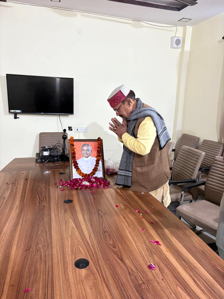 haribakash's tweet photo. भारतीय जनता पार्टी के जिला कार्यालय कन्नौज में हिंदू हृदय सम्राट पूर्व मुख्यमंत्री उत्तर प्रदेश पूर्व गवर्नर राजस्थान की जयंती पर पुष्पांजलि अर्पित कर श्रद्धांजलि https://t.co/BYoanuJydb