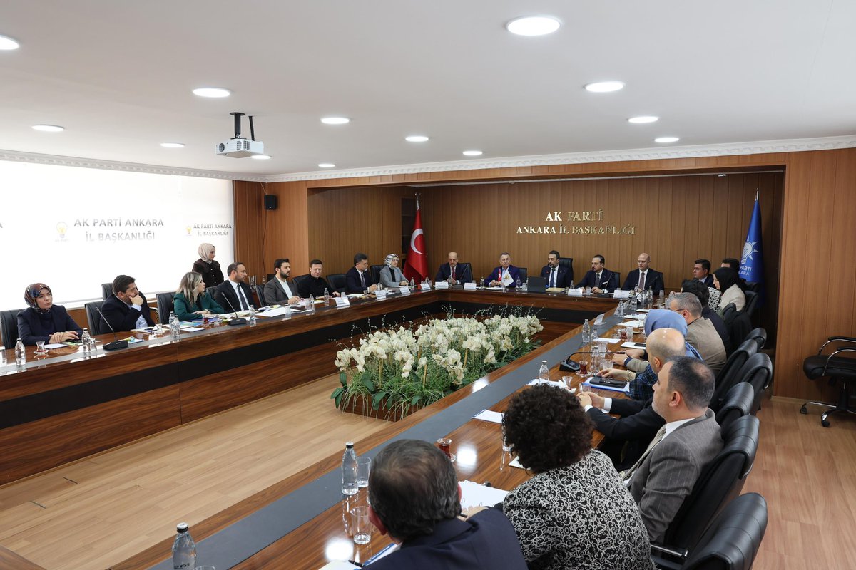 Ankara İl Başkanlığımızda Milletvekillerimiz ile istişare toplantımızı gerçekleştirdik. 

Başta trafik ve su sorunu olmak üzere Ankara’mızın giderek büyüyen sorunları için neler yapılabileceğini değerlendirdik. 

Bu vesileyle 161 Bin yeni üye ile üye sayısını 1 milyonun üzerine