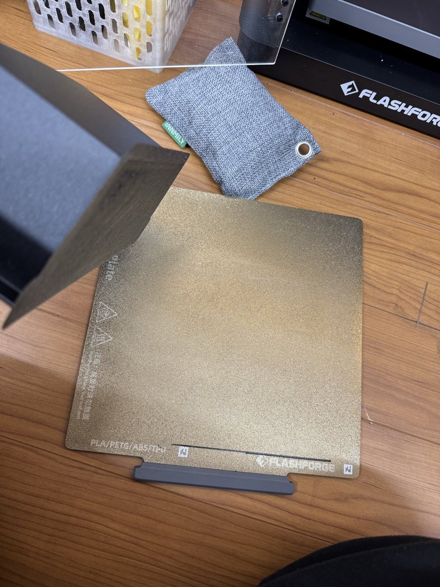 gorilla_7guild's tweet image. ビルドプレートにこびり付いて取れなかったブリムが再度同じモデルを造形して室内温度も上げたら綺麗に外れた。温度管理が非常に重要です。
BambuLabP1SでASAを造形してても温度が下がると反ってしまってたから温度上げるとこれもまた上手くいってる。

#3Dプリンター
#FLASHFORGEAD5X
#BambuLab