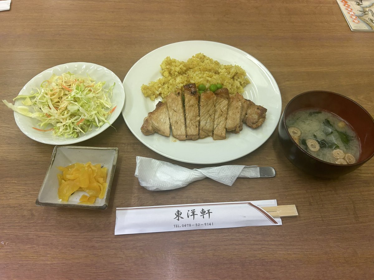 maukei3's tweet photo. 香取の東洋軒でインディアンライスとポークジクセル。林SPFポークは脂身も甘い。カレー味のピラフがインディアン。名前に惹かれて頼んだジクセル(ピカタとのこと)甘辛醤油ソースで佐原の御当地グルメだった。大正創業の懐かしい感じのお食事処。
#香取　#佐原　#東洋軒　#洋食 https://t.co/JyggGTu9ui