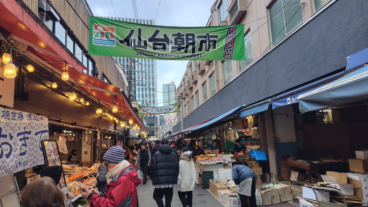 sho_f522's tweet photo. 宮城県仙台市にある「仙台朝市」

仙台駅のすぐ近くにあり、仙台の台所と呼ばれるほど食の宝庫です!

三陸をはじめとする近海の新鮮な魚介類や、地元の青果物、仙台名物などを存分に味わうことができます😋 https://t.co/vey8kQJ7FY