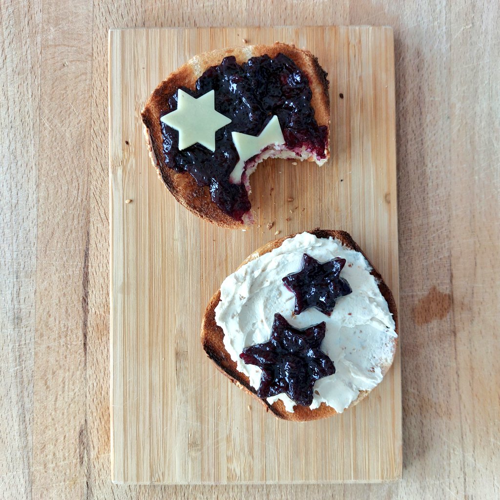 artinchocolate's tweet photo. @evilwizardbunny You inspire me ✨️ bagels, goat cheese with blueberry jam plus white cheddar cheese cookie cutter stars. #BreakfastToast https://t.co/GeWmbg78Yq