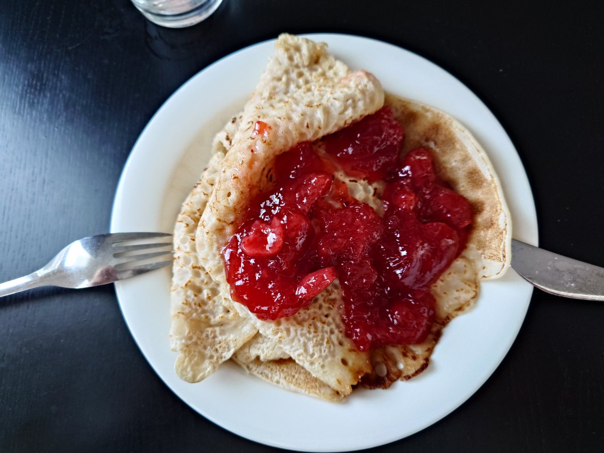 #ruokatwiitti Kaivoin eilen makkarakeiton pakkasesta, jonka vaan lämmitin nyt mikrossa. Kun aikaa oli kosolti, niin paistoin jälkkäriksi lettuja. Maistui ja siirtyi taas.