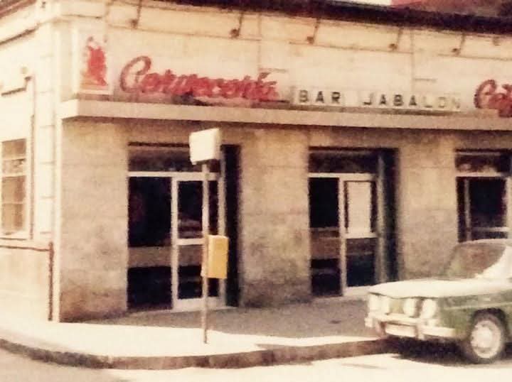 Bar Jabalón, en el barrio de la Calzada.

Fue uno de los primeros en Sevilla en servir cerveza de barril. Era también conocido por sus tortillitas de papas.