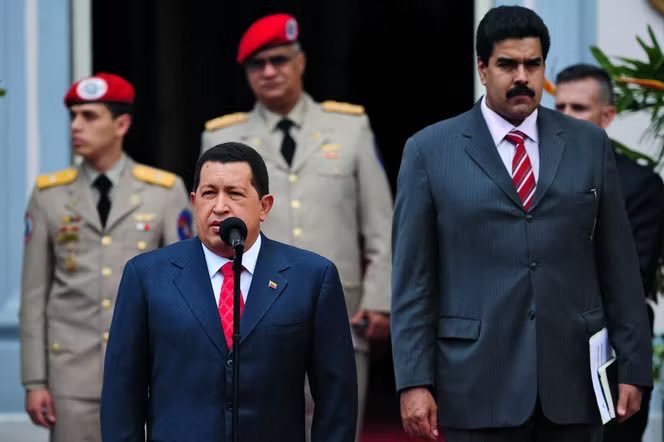 Venezuela sokaklarındaki tepkinin cılızlığına bakılırsa, bu vahim gelişmenin ülkenin uzun süredir debelendiği ekonomik ve siyasi darboğazdan çıkmasına vesile olacağını düşünenler çoğunlukta.

Ülkede yaşayanlarla konuşuyorum. Şunu söylüyorlar:

"Halk, 40–50 yıl önceki refahını,