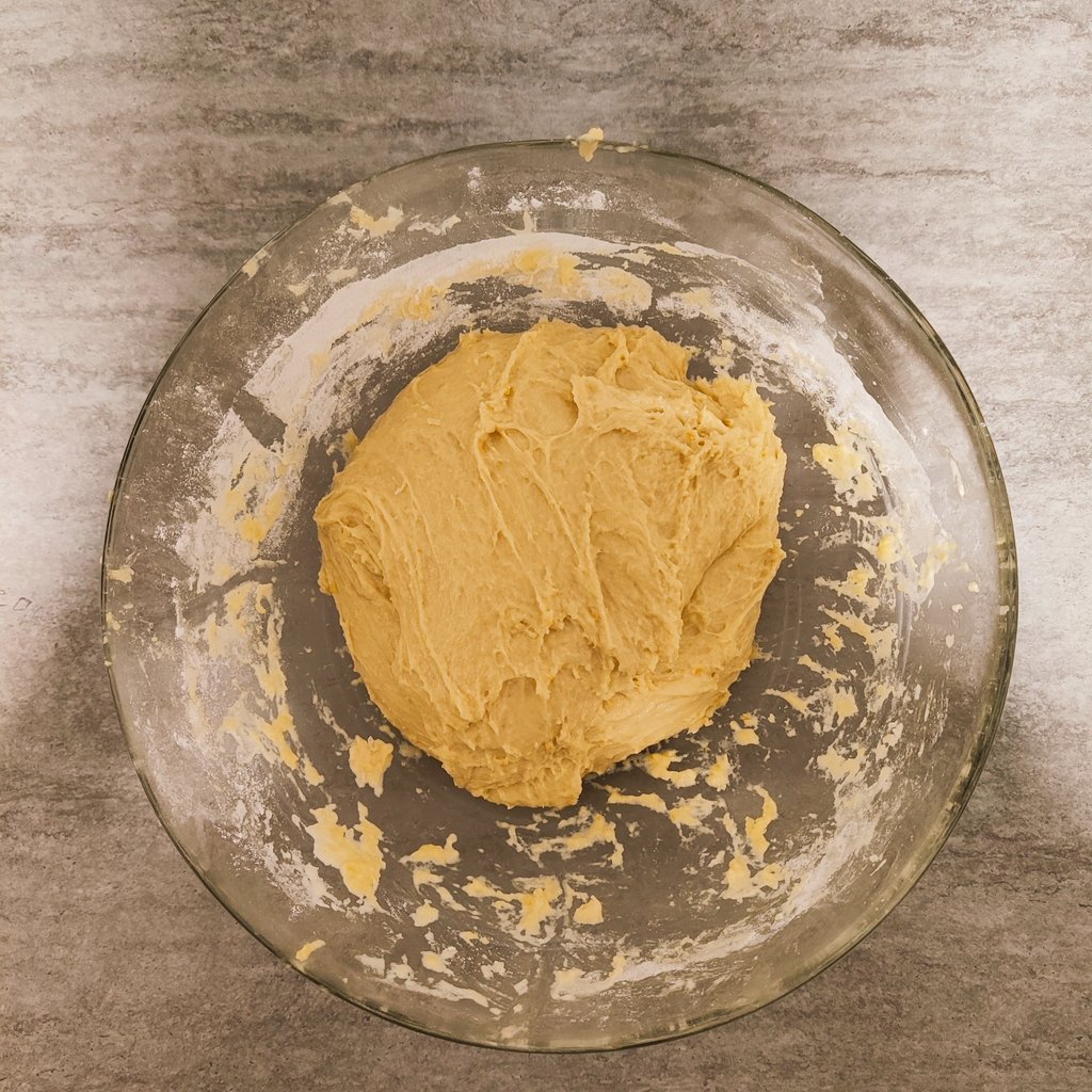 septilargos's tweet photo. Estas manitas que escriben aquí son las responsables de este experimento de roscón de reyes casero https://t.co/5tWNtW9nVv