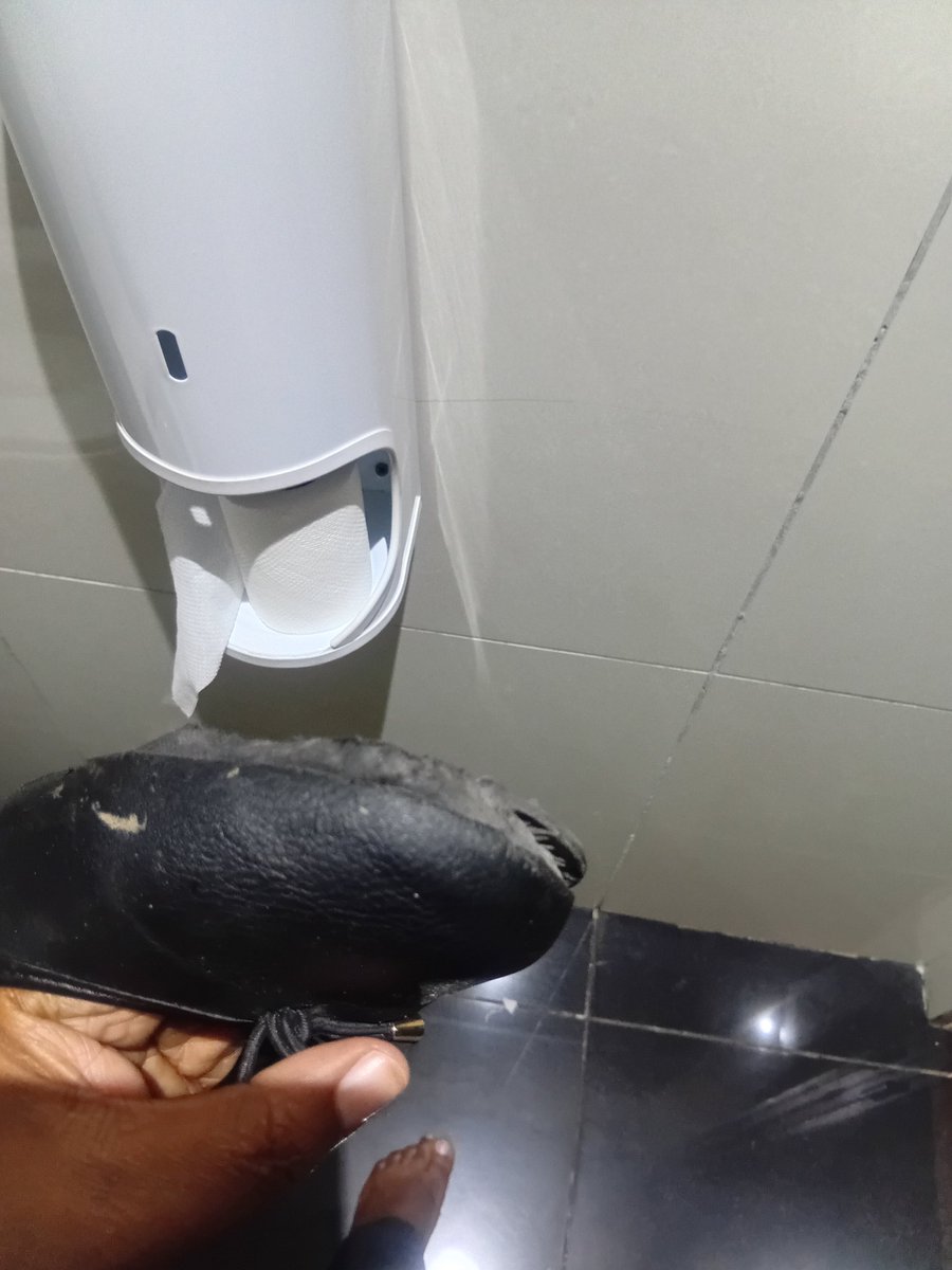 Vee_slayer02's tweet photo. If anyone has a size 5 black shoe that they can donate please do 🙏 started working in Dec and I'll only get paid on the 25th 🥹

Venezuela  #BafanaPride Kabini Sibisi https://t.co/lqCAFeH9ln
