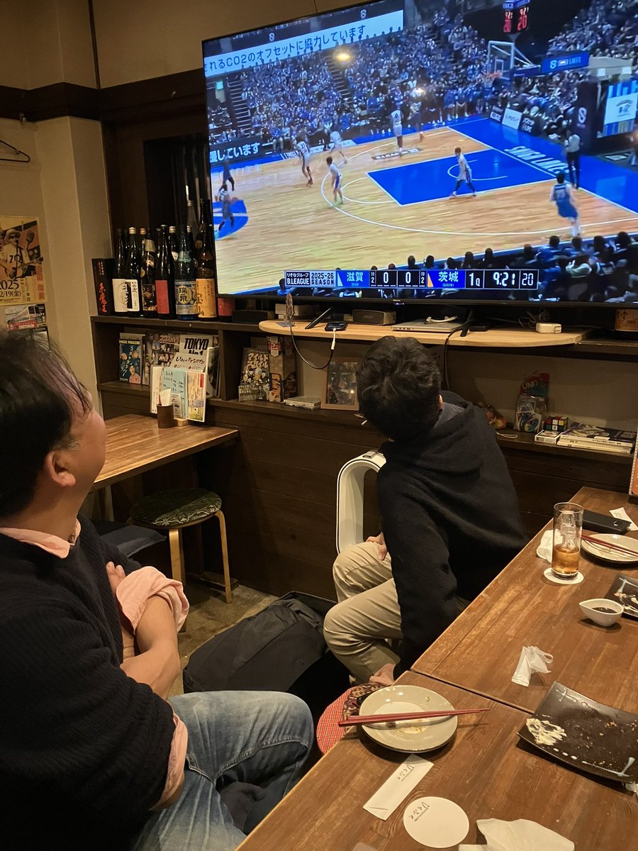 滋賀戦の土曜日。試合後に学生時代からの悪友たち（みんな議員経験あり。市長含むw）と大津の膳所の居酒屋で「スポーツ×自治体」談義。たまたま連れて行ってもらったそのお店ではさきほどの試合を流してくれていてそれぞれのテーブルでレイクスのユニフォームの方があれやこれやと！みんなが解説者状態