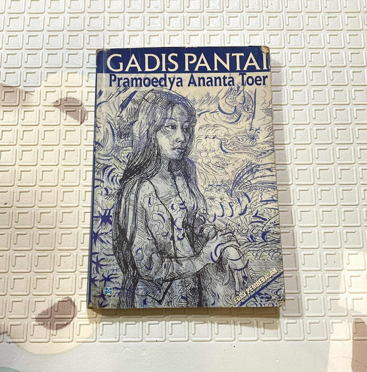 dallaballer's tweet image. 🚨GIVEAWAY ALERT 🚨

Mengawali 2026 dengan semangat baru aku ingin berbagi salah satu karya Eyang Pram secara cuma-cuma lagi, yakni Gadis Pantai edisi Pembebasan. 🌊✨

Siapa yg mau memulainya sebagai bacaan pertama tahun ini? 😍