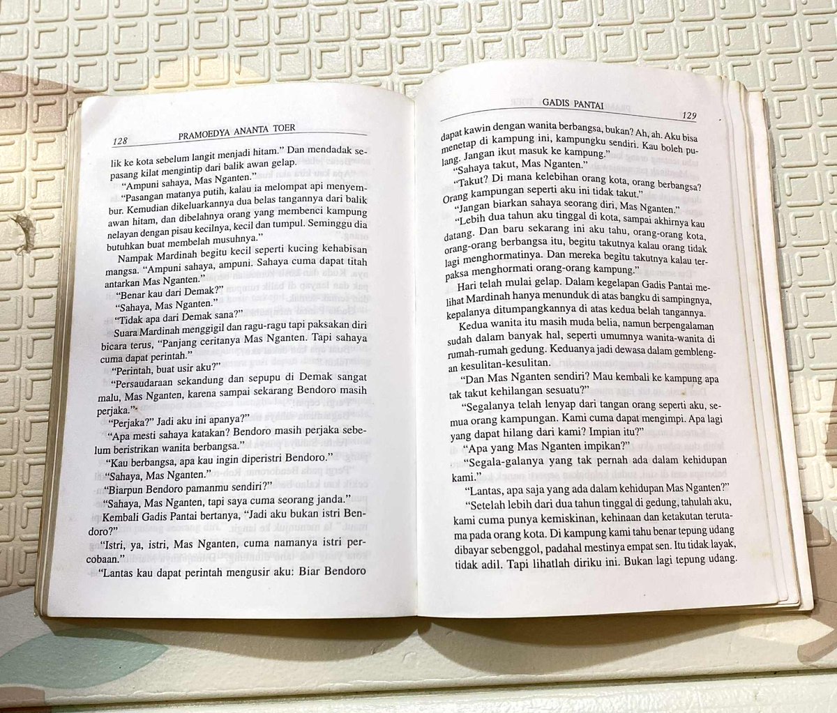 dallaballer's tweet image. 🚨GIVEAWAY ALERT 🚨

Mengawali 2026 dengan semangat baru aku ingin berbagi salah satu karya Eyang Pram secara cuma-cuma lagi, yakni Gadis Pantai edisi Pembebasan. 🌊✨

Siapa yg mau memulainya sebagai bacaan pertama tahun ini? 😍