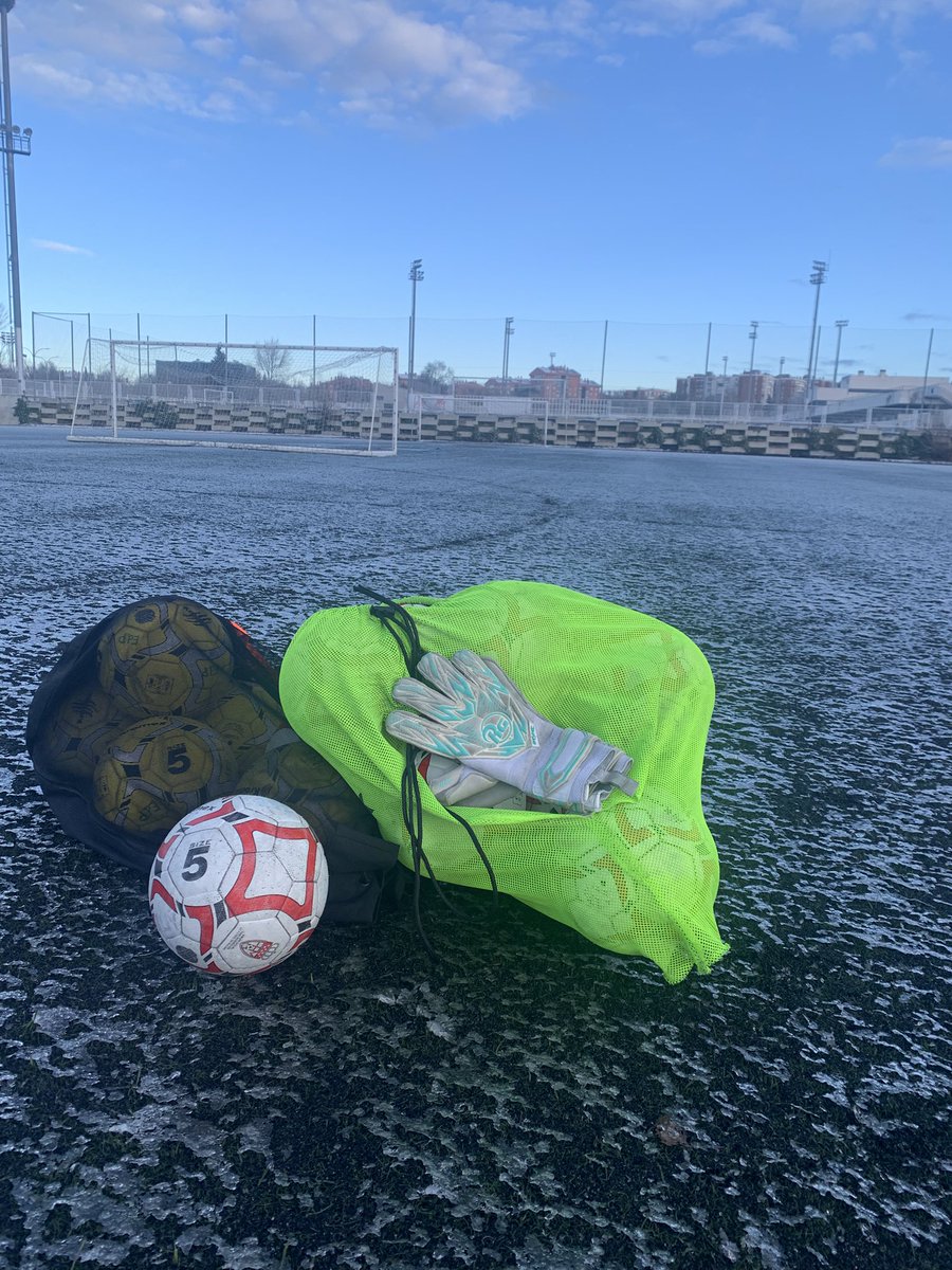 LJRS69's tweet photo. ⚽️ Primer entreno matutino del año para el #CadeteA @RayoVallecano ✅
Con ganas de pisar césped, celebrar las 5 porterías a cero con Manolitos 🧤🥐…  
Y esperando que los Reyes nos traigan el +3 este sábado 👑⚽  
#EdP #Seguimos #PorteríaACero https://t.co/2hz2Qq3gMy