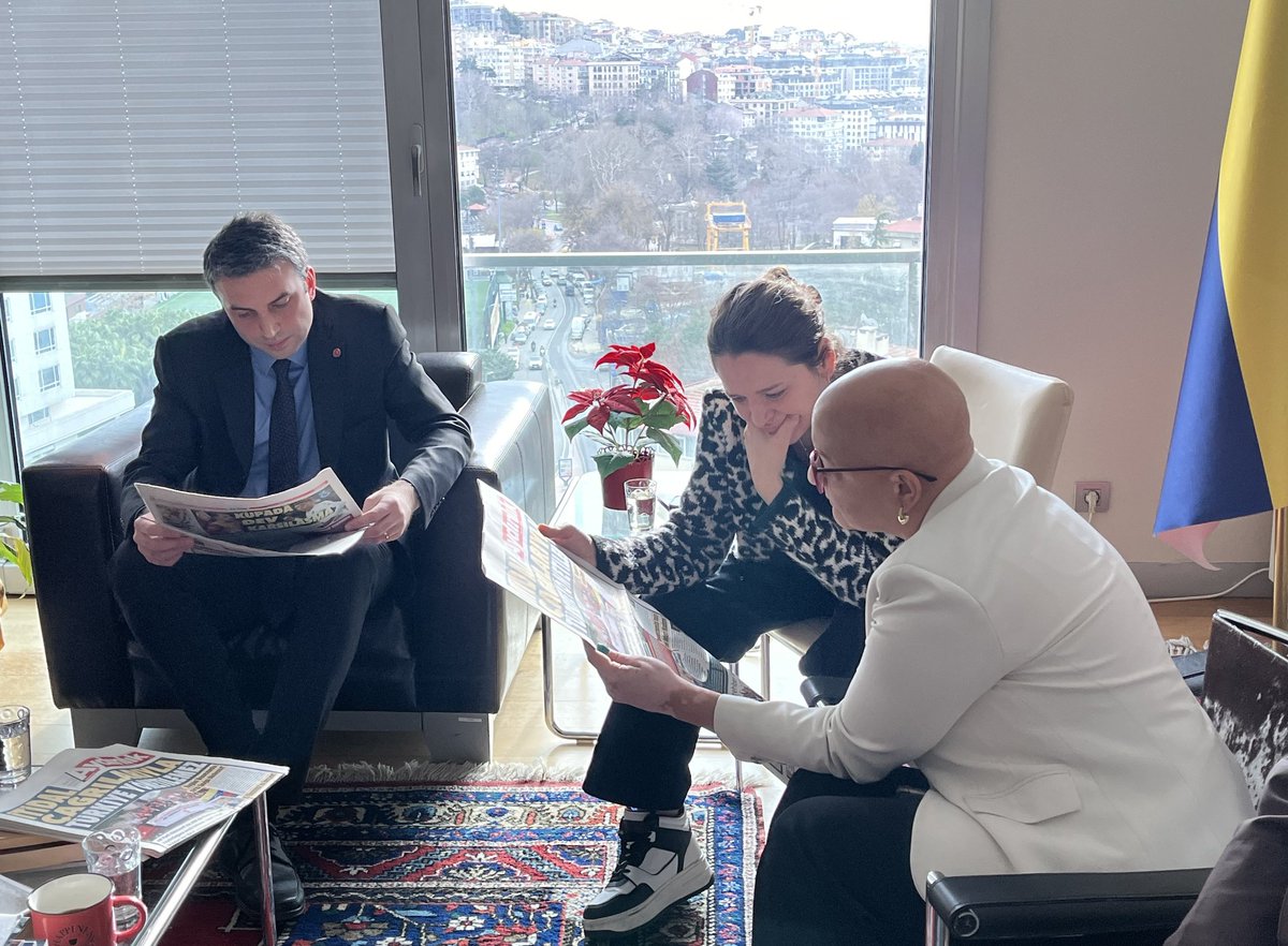 Bolivarcı Venezuela Cumhuriyeti İstanbul Başkonsolosu Sayın Lisette Margarita Hernandez'i ziyaret ederek birlik, beraberlik ve dayanışma dileklerimizi ilettik.

Türkiye ve Venezuela halkları kardeştir ve mücadelemiz birdir.

ABD emperyalizmine ve İsrail siyonizmine karşı aynı