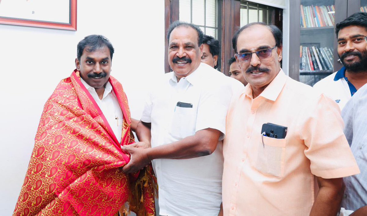DmkParasu's tweet photo. “ மாநில தடகள சங்க ” சீனியர் துணைத் தலைவர் அண்ணன்Dr. #எ_வ_வே_கம்பன் அவர்களை.,

தமிழ்நாடு மாநில தடகள சங்கத்தின் சீனியர்  துணை தலைவராக 2026-29 தேர்ந்தெடுக்கப்பட்டுள்ளதை முன்னிட்டு தி.மலை மாவட்ட தடகள சங்க நிர்வாகிகள் நேரில் வாழ்த்து தெரிவித்தனர்.

@mkstalin @Udhaystalin @vkamban https://t.co/wX2JBcdZ6p