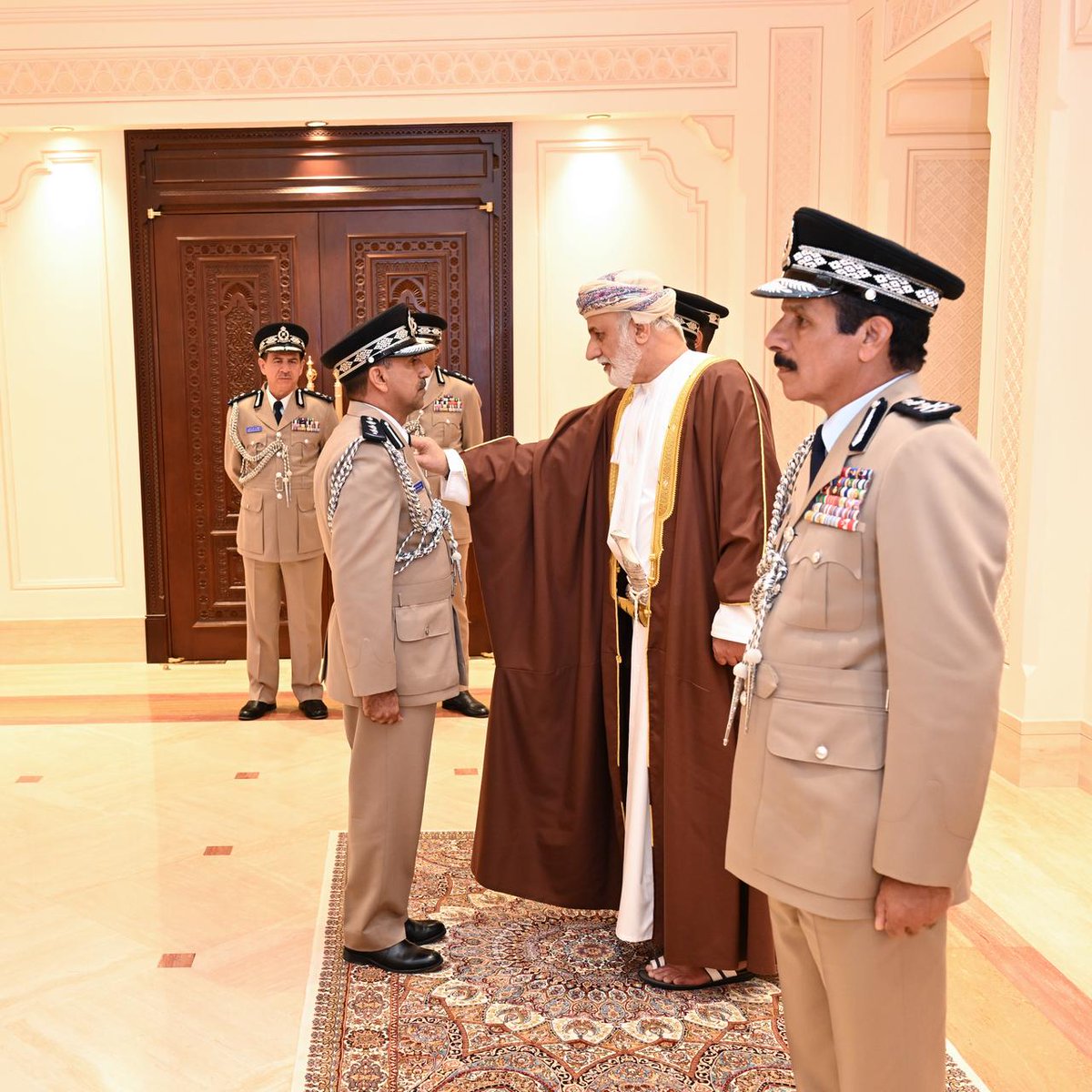 omanspire's tweet image. In Pictures, Honoring service, discipline, and dedication 🇴🇲
The Royal Oman Police marks its Annual Day with the graduation of new officers and advanced training programs at the Sultan Qaboos Academy for Police Sciences in Nizwa.
#RoyalOmanPolice #ROPDay #Oman #NationalService