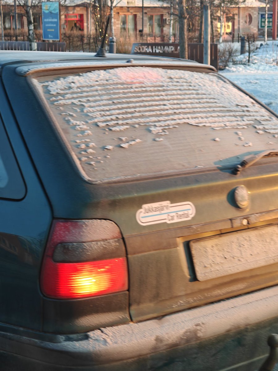 ikaglen's tweet image. Jukkasjärvi car rental. Skoda Fabia från 90-talet. Ruggig bilpark