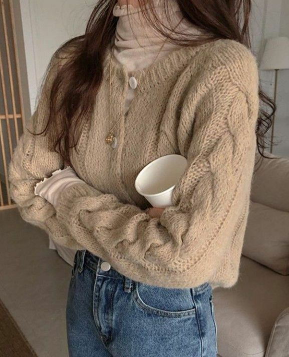 fialynx's tweet photo. khaki outfit inspo – earthy, casual &amp; chic 🌾✨

a thread~ https://t.co/KTs2AKIrV0