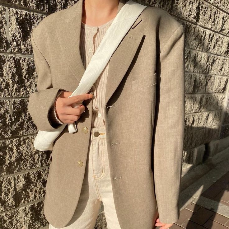 fialynx's tweet photo. khaki outfit inspo – earthy, casual &amp; chic 🌾✨

a thread~ https://t.co/KTs2AKIrV0