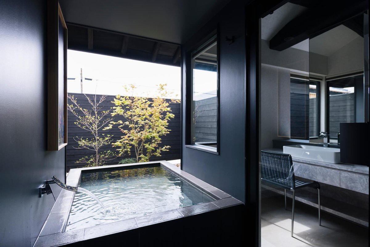 akogare_hotel's tweet photo. 淡路島で静かな贅沢を満喫できる「Wellis Villa Awaji」が素敵…

1棟貸切のプライベートヴィラで、プールやジャグジーを自分のペースで満喫できます。

海風を感じながら過ごす時間は、心がふっとゆるむ心地よさ。

日常を離れて、深くととのう時間に。 https://t.co/cCNxE3YWZJ