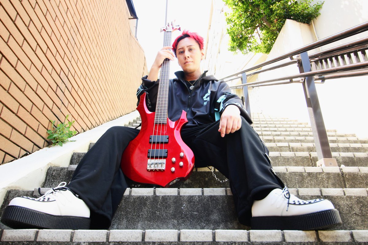 siesta2018's tweet photo. 【❤️siestaメンバーアーティスト写真❤️】

Ba.リリ @siesta_bass 

メッセージ💭
「今年は皆様と楽しめる様に活動致します！！あとキッチンの床に敷くマットも新しくしたいですね」

Photo by @SARAphotograph3 さん https://t.co/OplnDztBvQ