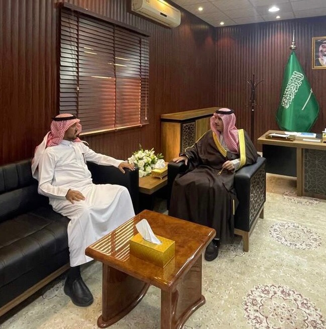 alyes_gov2030's tweet photo. التقى سعادة محافظ #العيص أ. نايف بن فيحان بن درويش بمدير مستشفى العيص الاستاذ. يزيد غانم السعيفاني حيث جرى خلال اللقاء الاطلاع على مستوى الخدمات الصحية المقدمة بالمحافظة، ومناقشة أبرز الاحتياجات والتحديات، وبحث سبل تعزيز وتطوير الخدمات الصحية بالمحافظة. https://t.co/JkVahkEZgn