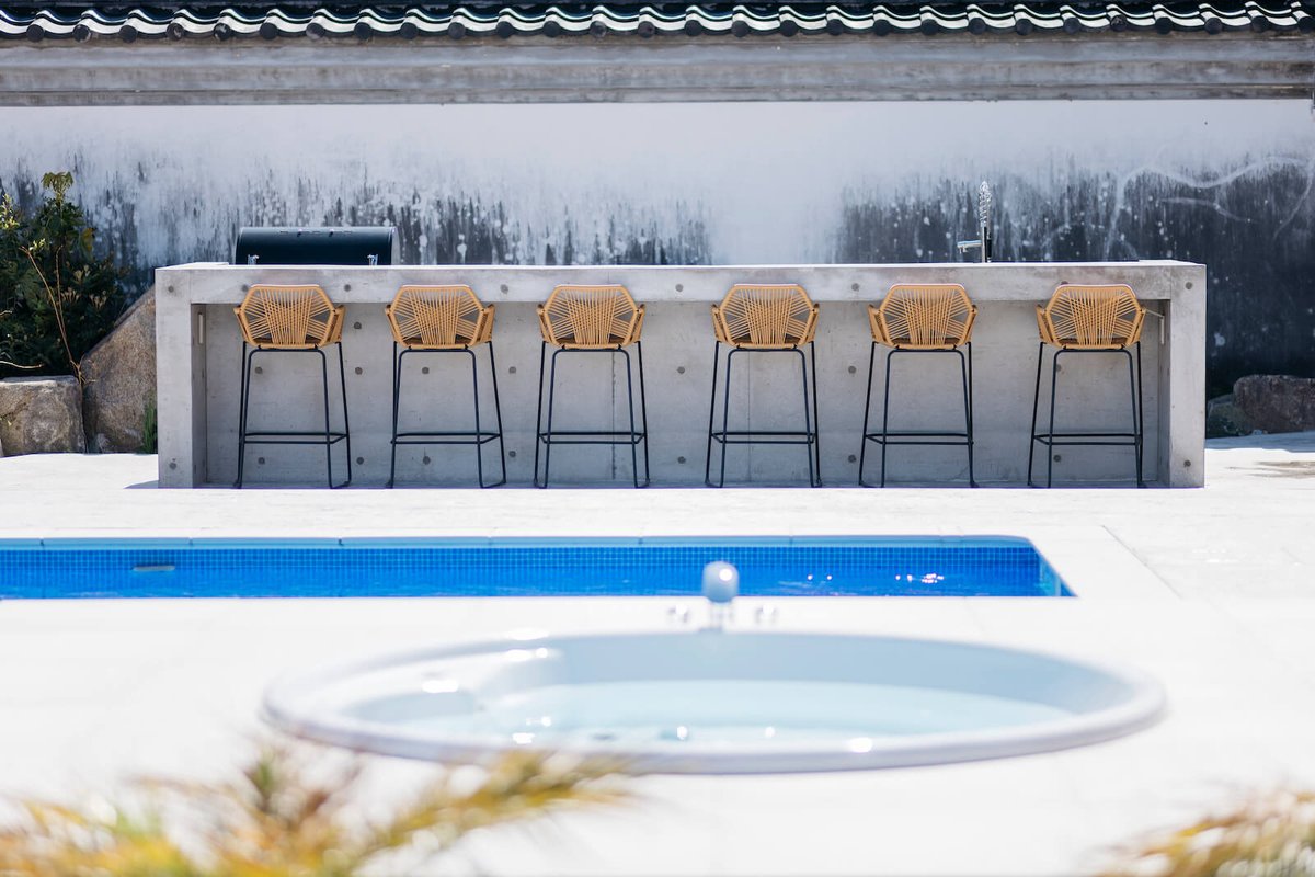 akogare_hotel's tweet photo. 淡路島で静かな贅沢を満喫できる「Wellis Villa Awaji」が素敵…

1棟貸切のプライベートヴィラで、プールやジャグジーを自分のペースで満喫できます。

海風を感じながら過ごす時間は、心がふっとゆるむ心地よさ。

日常を離れて、深くととのう時間に。 https://t.co/cCNxE3YWZJ
