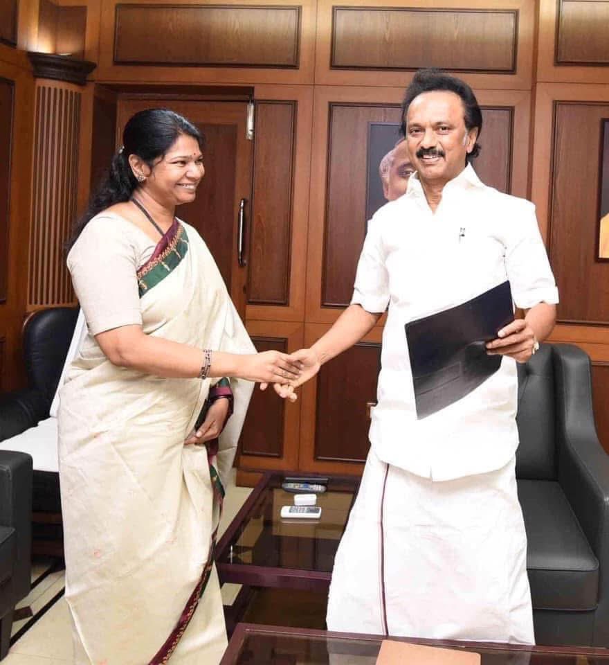 selvaavilva's tweet photo. இன்று பிறந்தநாள் காணும் கழக துணை பொது செயலாளரும் தூத்துக்குடி நாடாளுமன்ற உறுப்பினர் எங்கள் மதிப்பிற்கும் மரியாதைக்கும் உரிய அக்கா #kanimozhikarunanidhiofficial 
அவர்களுக்கு எங்கள் நெஞ்சம் நிறைந்த இனிய பிறந்தநாள் நல்வாழ்த்துக்கள்,🎂💐🖤❤️💐 @CMOTamilnadu @KanimozhiDMK @arivalayam https://t.co/V6kq8OfBs0