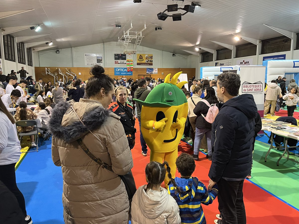 AdrianencaPC's tweet photo. 🎉 Adrilandia 2026 ha estat tot un èxit! La nostra mascota Risquet va triomfar i vam repartir més de 1.000 polseres.
✅ Festes segures, alegria garantida!
#Adrilandia #ProteccióCivil #SantAdrià #FestesSegures @AjSantAdria https://t.co/CKFyUNOiTb