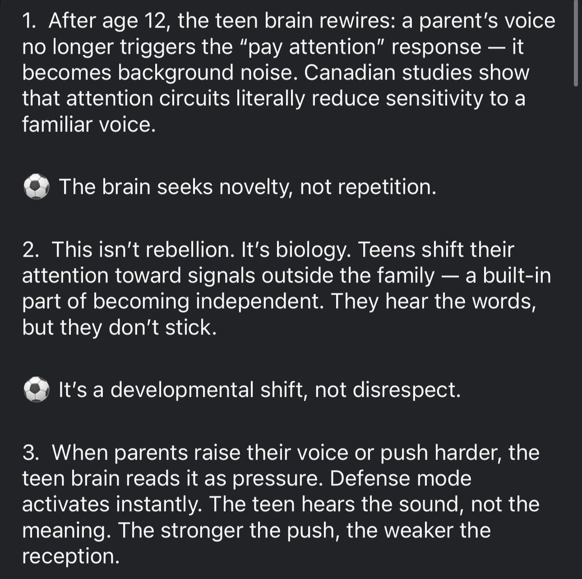 TDuuren's tweet image. 12 наснаас хойш хүүхэд эцэг эхийн заавар чиглэлийг хүлээж авах нь хойрго болдог гэнэ. Инстинкт нь бие даахад бэлдээд, гэр бүл доторх мэдээллийг тоохоо больж гадаах мэдээллийн урсгалд илүү соргог болдог аж.

Эцэг эхийн үгс хэдийнэ дасал болсон тул чихээрээ бус мэдрэлийн…