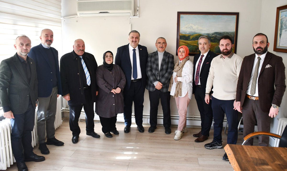 hasankaraltr's tweet photo. 📍 #Trabzon’dayız

Trabzon teşkilatımızla birlikte, Karadeniz Bölgesi’nin köklü yayın kuruluşlarından Günebakış Gazetesi’ni ziyaret ederek imtiyaz sahibi değerli dostum Ali Öztürk ile bir araya geldik.

Basın sektörünün mevcut durumu başta olmak üzere Trabzon’un ve ülkemizin gündemine dair verimli, samimi bir sohbet gerçekleştirdik.

Nazik ev sahipliği ve misafirperverlikleri için teşekkür ediyorum.