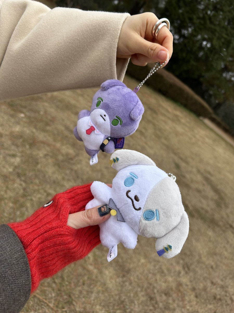 manaty514's tweet photo. 年末に我が家に来たいだタウン？はるタウン？のあそび
①好きすぎて滅に付き合わされる
②雪降る公園で散歩。（このあともちたうんと共に荒ぶる=いぬの散歩）
③でかいパンとサイズ比較に使われる
④カフェ活
古株のもちたうんと共に、ニンゲンに
いいように使われてます。
かわいいね♡ https://t.co/4c1yvePwf2