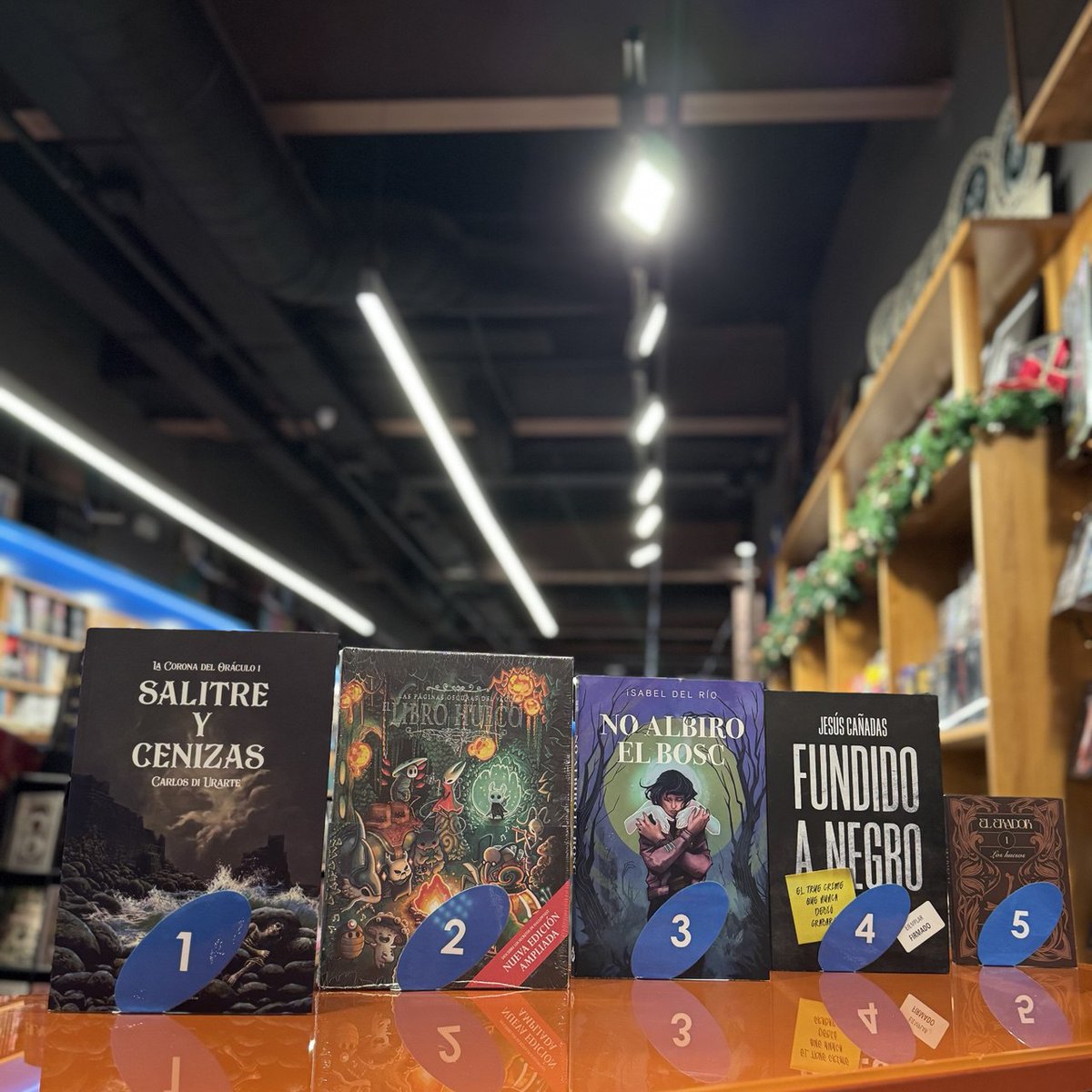 GigameshTienda's tweet photo. 🏆 Los 20 📚 más 💸 en 2025* 🏆

🥇 @DiUrarte Salitre y cenizas @EdTransbordador

🥈 Roberto Pineda, El libro hueco - GTM

🥉 @IsabeldlRio No albiro el bosc @MaiMesLlibres

Listado 👇🏽

https://t.co/oVoc2WhBSX 🗡️🌳

*escritos originalmente en castellano o catalán https://t.co/P1DdSIgO23