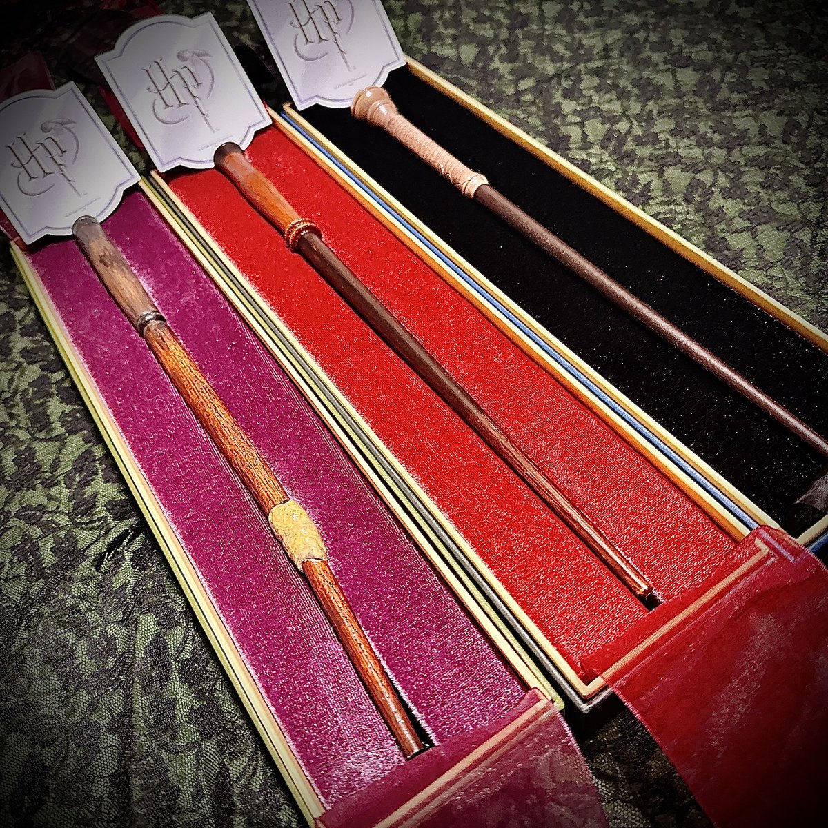 ノーブルコレクション
ハリー、ロン、ハーマイオニー初期杖🪄

ずっと欲しかった3人の杖✨
コミコンで出店していたハリコレで買えました🛍️

#東京コミコン2025 #TCC2025
#HarryPotter #NobleCollection