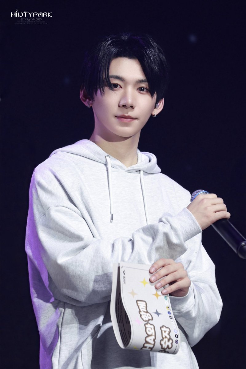 ParkHanGlobal's tweet image. 𝟮𝟬𝟮𝟲 𝗔𝗛𝗢𝗙 𝟭𝘀𝘁 𝗙𝗔𝗡-𝗖𝗢𝗡 &amp;lt;𝗔𝗛𝗢𝗙𝗢𝗛𝗔 : 𝗔𝗹𝗹 𝘁𝗶𝗺𝗲 𝗛𝗲𝗮𝗿𝘁𝗳𝗲𝗹𝘁 𝗢𝗻𝗹𝘆 𝗙𝗢𝗛𝗔&amp;gt; 

𝙁𝙤𝙧𝙚𝙫𝙚𝙧 𝙊𝙪𝙧 𝙃𝙤𝙢𝙚: 𝙃𝘼𝙉 by 𝙋𝙖𝙧𝙠 𝙃𝙖𝙣 𝙂𝙡𝙤𝙗𝙖𝙡

“On the path toward the light, I’ll be with you.” This quote, written on our cat hand banners…