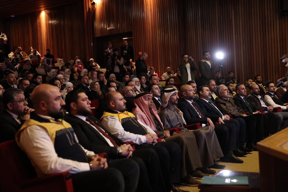 RaedAlSaleh3's tweet photo. بناء منظومة تطوعية وطنية قوية هو استثمار في الإنسان، وفي الوعي وفي قدرة المجتمع على حماية نفسه.
اليوم نطلق منصة التطوع في وزارة الطوارئ وإدارة الكوارث كخطوة عملية لتنظيم الجهود التطوعية، وتأهيل المتطوعين، وربطهم بالاحتياجات الفعلية على الأرض، لأن مواجهة الكوارث مسؤولية وطنية مشتركة، ولأن متطوعاً واحداً مدرباً قد يصنع فرقاً حقيقياً في لحظة طوارئ والمساهمة في انقاذ الارواح.
التسجيل عبر الرابط: 
https://t.co/5ICTUYP4yL
#التطوع #سوريا
#وزارة_الطوارئ_وإدارة_الكوارث 
#الجمهورية_العربية_السورية