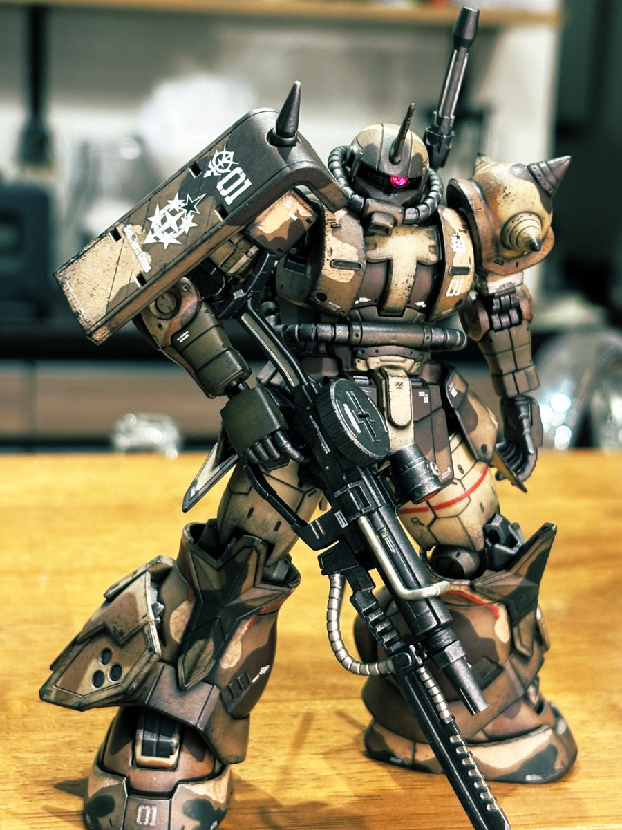 6MLDFlaaG8tRlXJ's tweet image. エグバ機、完成しましたー‼️‼️

2025年最後のガンプラにするつもりが
いろいろ苦戦して2026年最初のガンプラになりました😅
でも苦労した分、余計にカッコイイです✨

このツラ構えならリーダーとして
サザンクロス隊を統率できるでしょう😆
#ガンプラ #ザク #gunpla