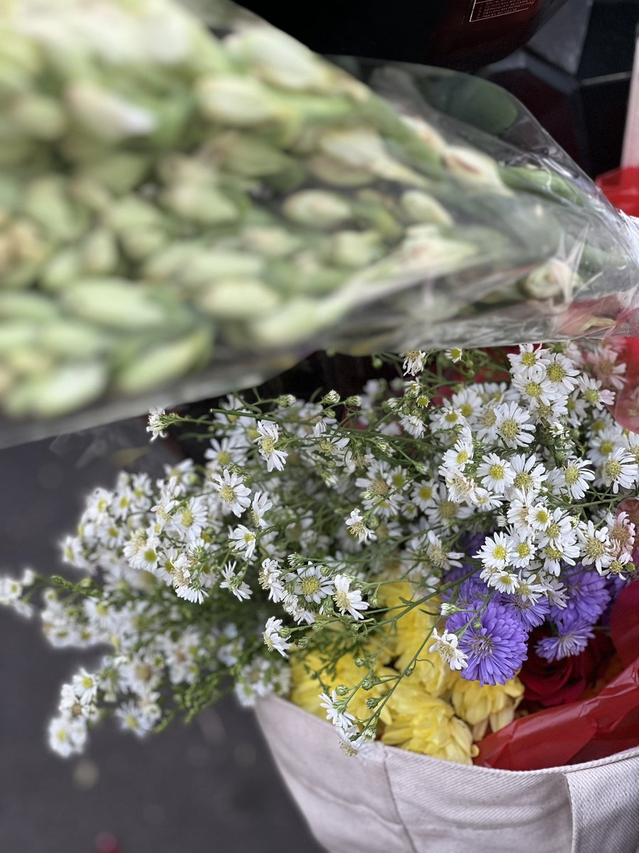 asteryoiu's tweet image. Tbtb sedih aja. Makannya beli bunga buat diri sendiri