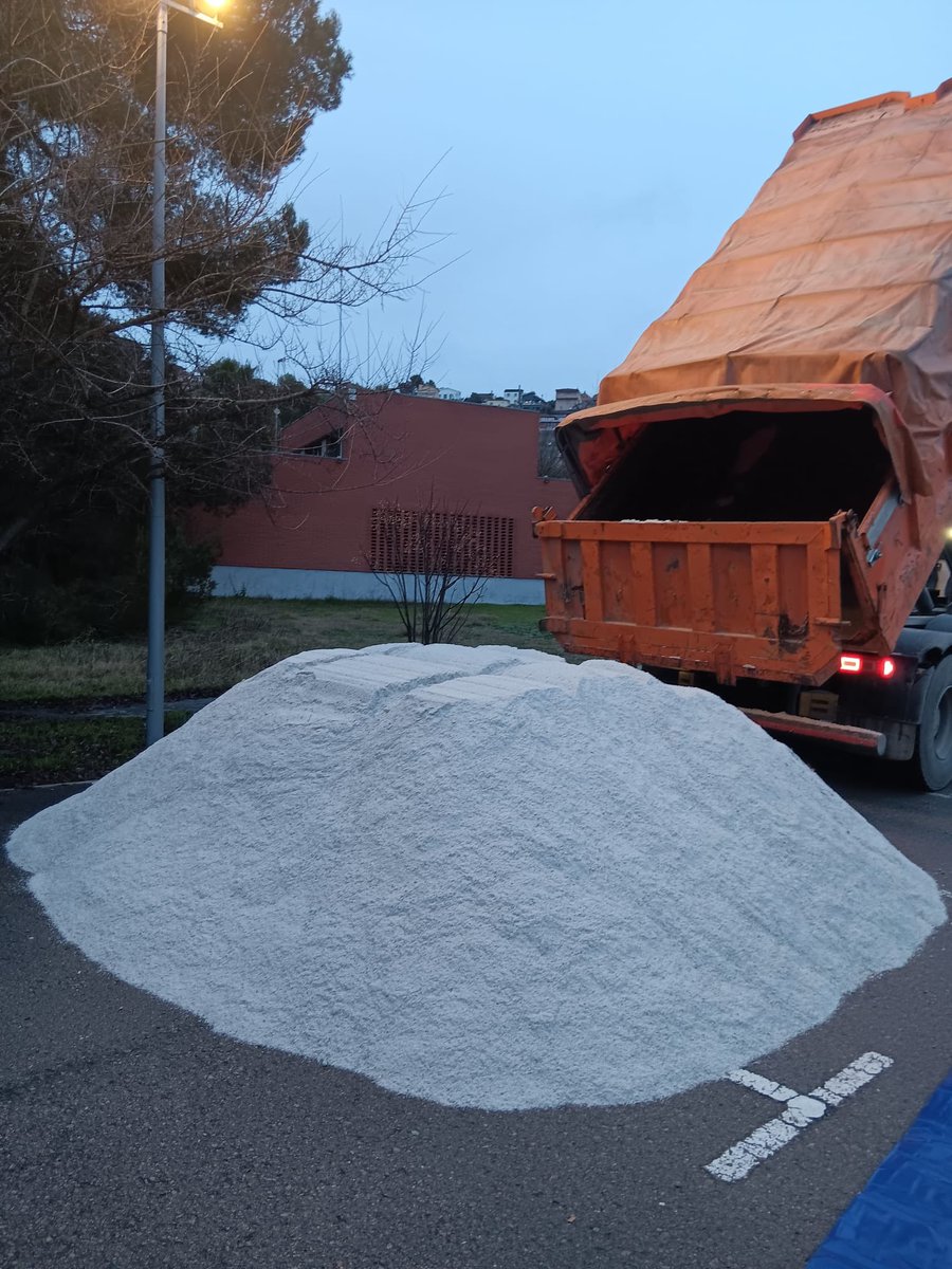 Avís de fred intens a #Abrera ❄️

L’Ajuntament ha activat el CECOPAL i el Comitè d’Emergències per fer seguiment de l’onada de fred. 

👉🏻 S’han adquirit 12 tones de sal
👉🏻 Activats els refugis climàtics