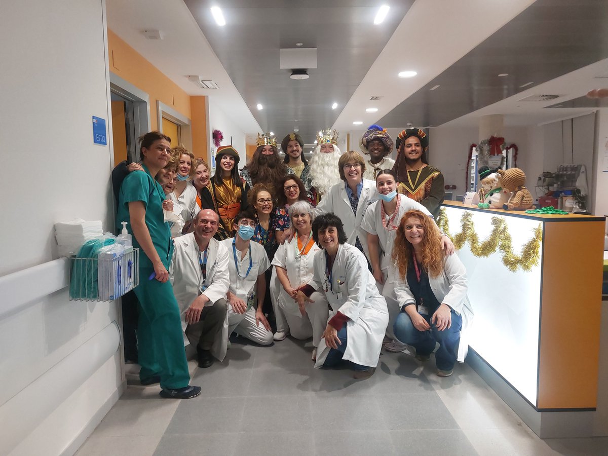 H12Octubre's tweet photo. 🤴🏼 Los Reyes Magos de Oriente han visitado por sorpresa el #Hospital12deOctubre. 

🎁 Melchor, Gaspar y Baltasar han repartido regalos a los pacientes más pequeños del "12".

✅ Acompañados por @FatimaMatute, consejera de Sanidad de @ComunidadMadrid, y @jmd_usera.

#somosdel12 https://t.co/qWHF16jKQL